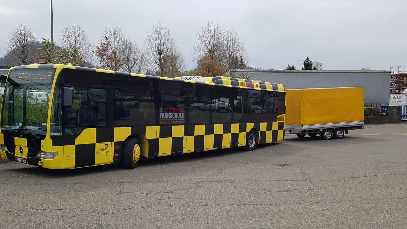 Bus mit Anhänger