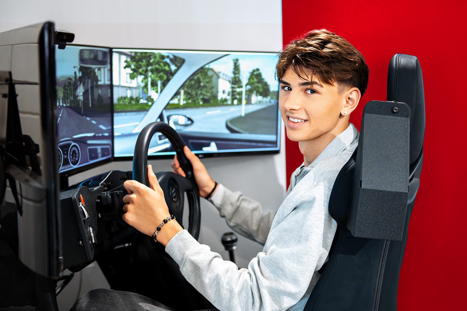 Simulator mit Junge.jpg