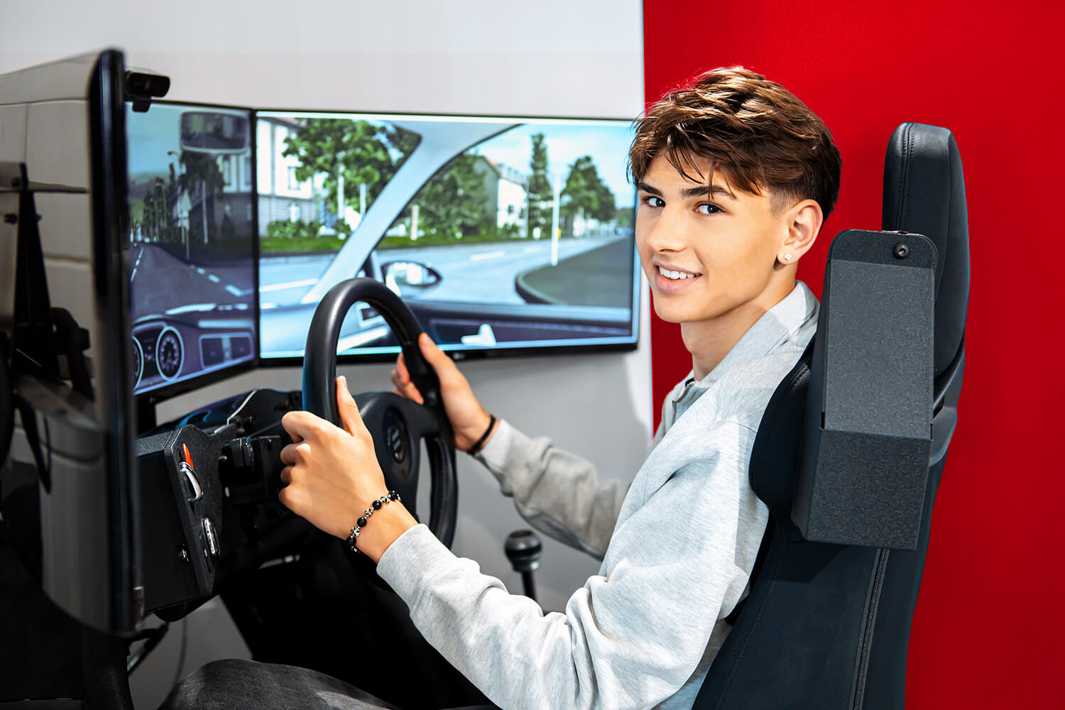 Simulator mit Junge.jpg